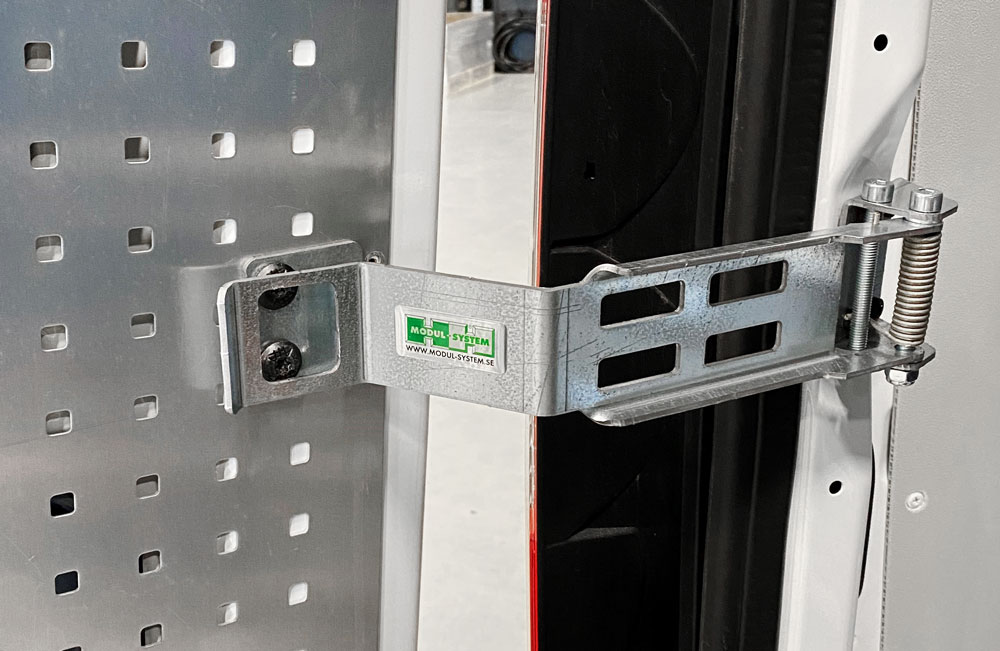 Vi introducerer nye og smarte dørstophængsler til bagdørene på en Mercedes Sprinter