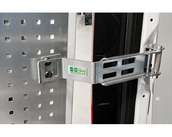 Vi introducerer nye og smarte dørstophængsler til bagdørene på en Mercedes Sprinter
